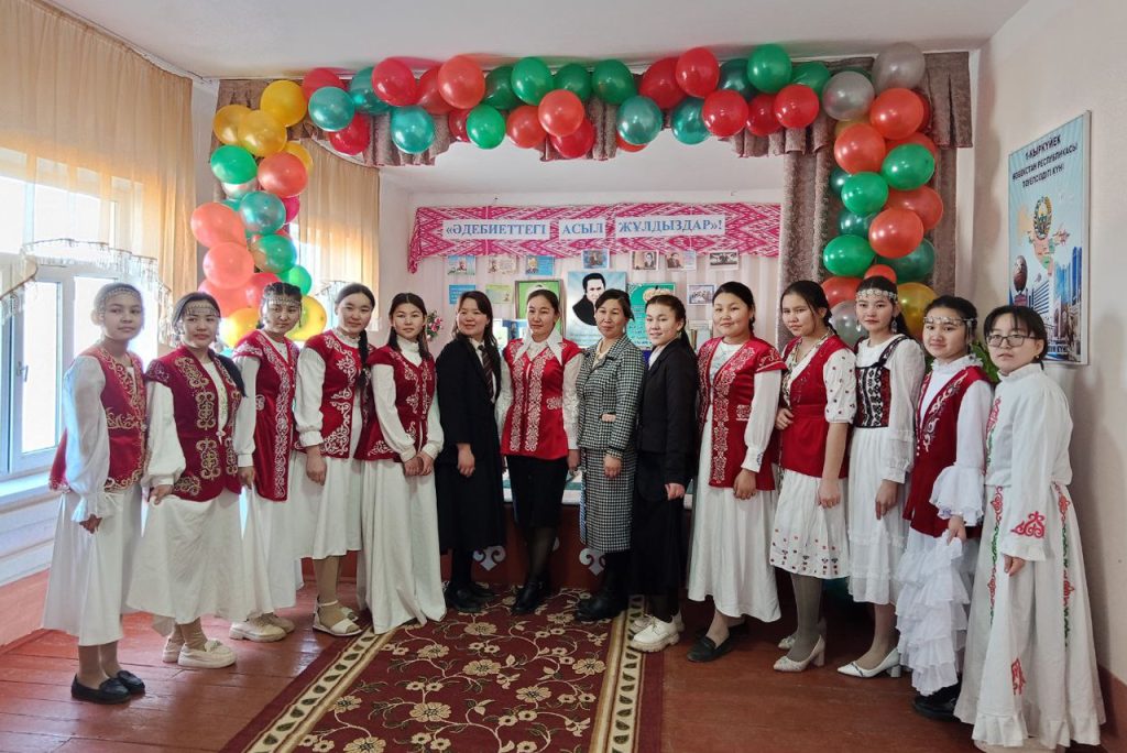 Taxtako‘pir tumani markazidan uzoq hududda joylashgan “Dawıtsay” MFY hududidagi 16-sonli umumiy o‘rta ta’lim maktabida o‘zbek xalqining buyuk klassik shoiri Alisher Navoiy bobomizning 584 yilligi va qozoq shoiri, yozuvchisi Muqagali Maqatayevning tug‘ilganiga 94 yil to‘lishi munosabati bilan adabiy kecha o‘tkazildi.