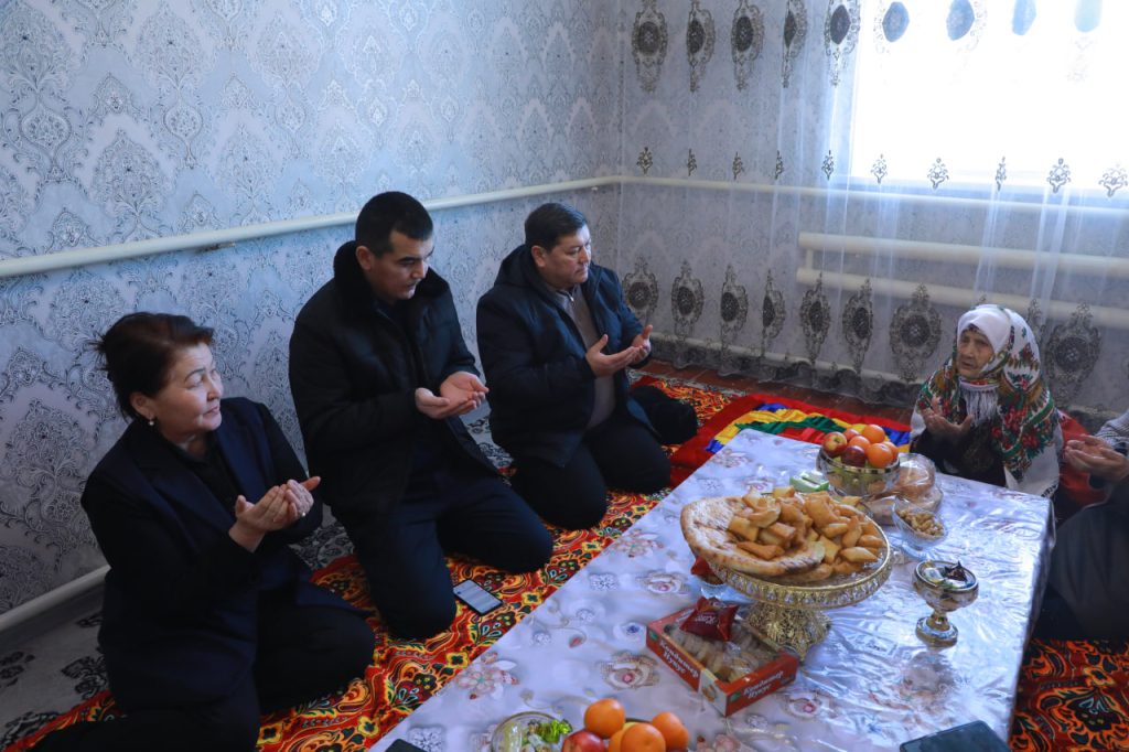 Hurmatli nuroniy Bibixon ona, hamisha hurmat-ehtiromda