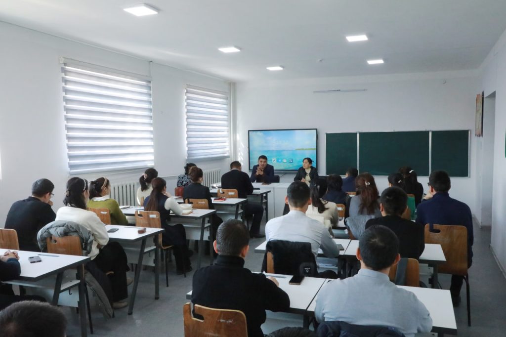 Bugun Taxtako‘pir tumani hokimining o‘rinbosari Sh.Bekturganov tumandagi ixtisoslashtirilgan maktabda bo‘lib, maktabning pedagogik jamoasi bilan uchrashuv o‘tkazdi.