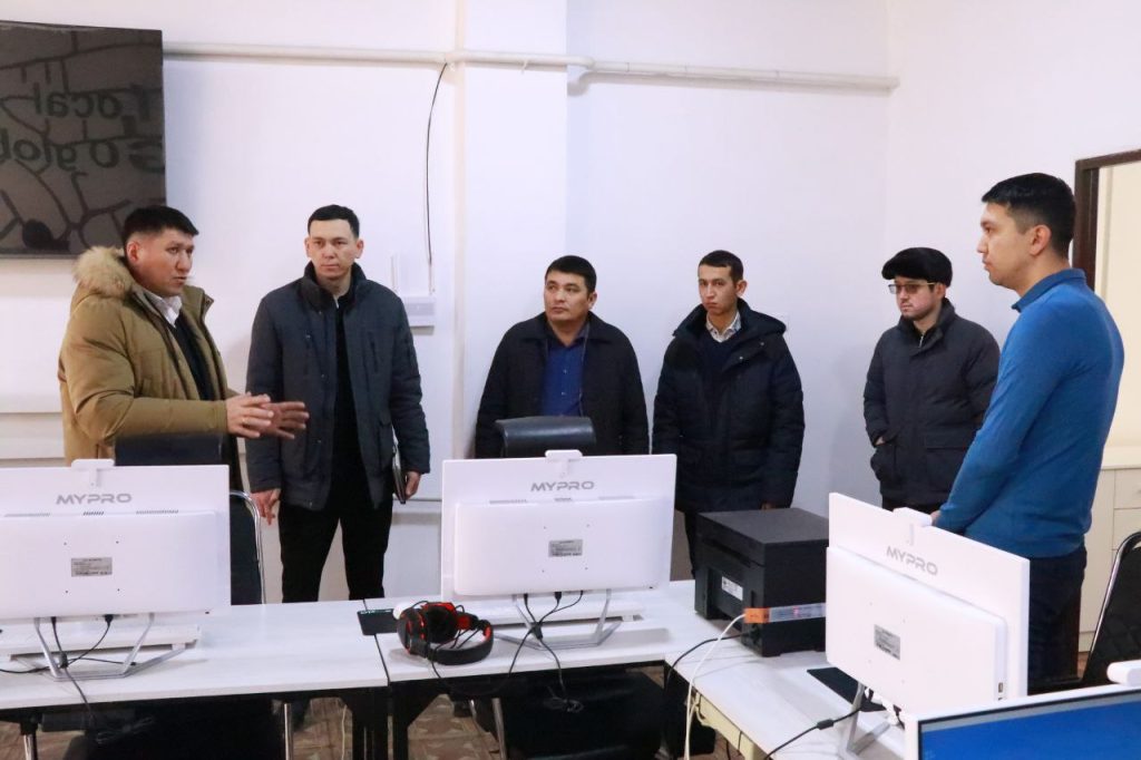 Raqamli texnologiyalar vazirligi Qoraqalpog‘iston Respublikasi hududiy sektor boshlig‘i T.Baekeev, Taxtako‘pir tumanidagi BPO (Business process outsourcing) markazida bugungi kunda amalga oshirilayotgan ishlar bilan yaqindan tanishdi.